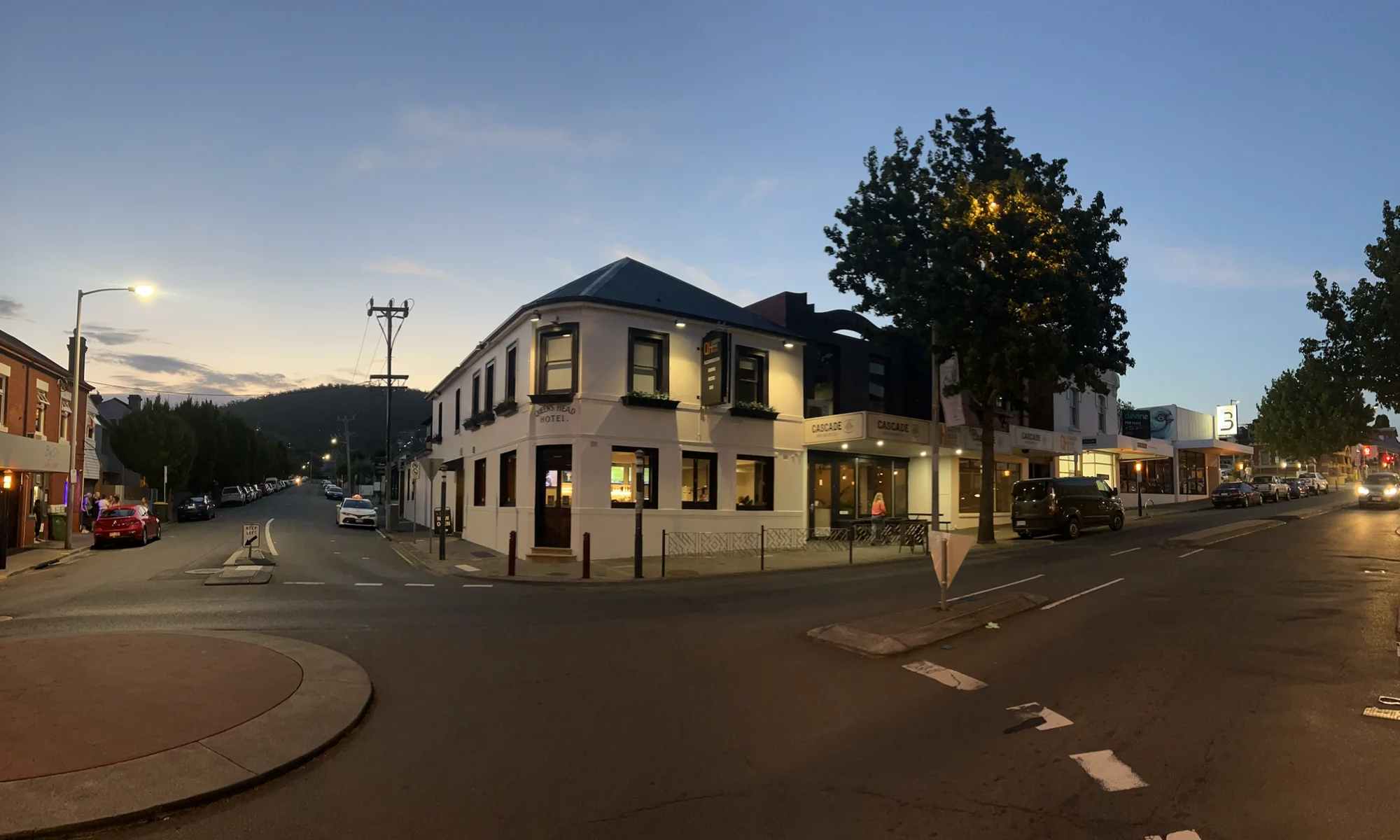 The Queen’s Head Hotel on Elizabeth Street at dusk